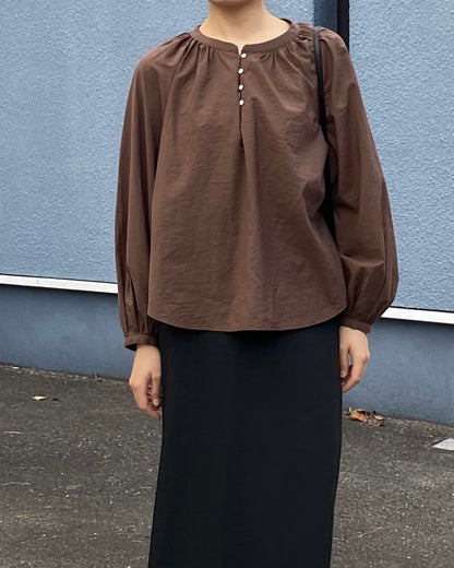 Button shirring blouse