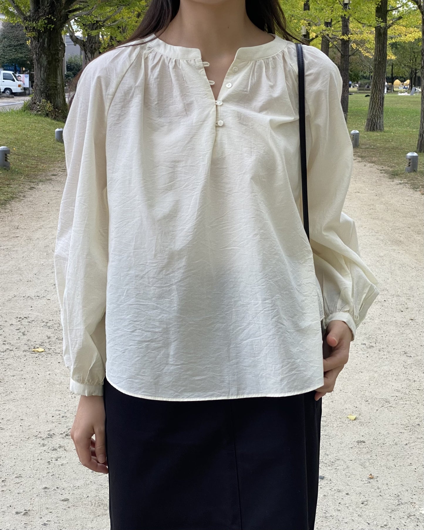 Button shirring blouse